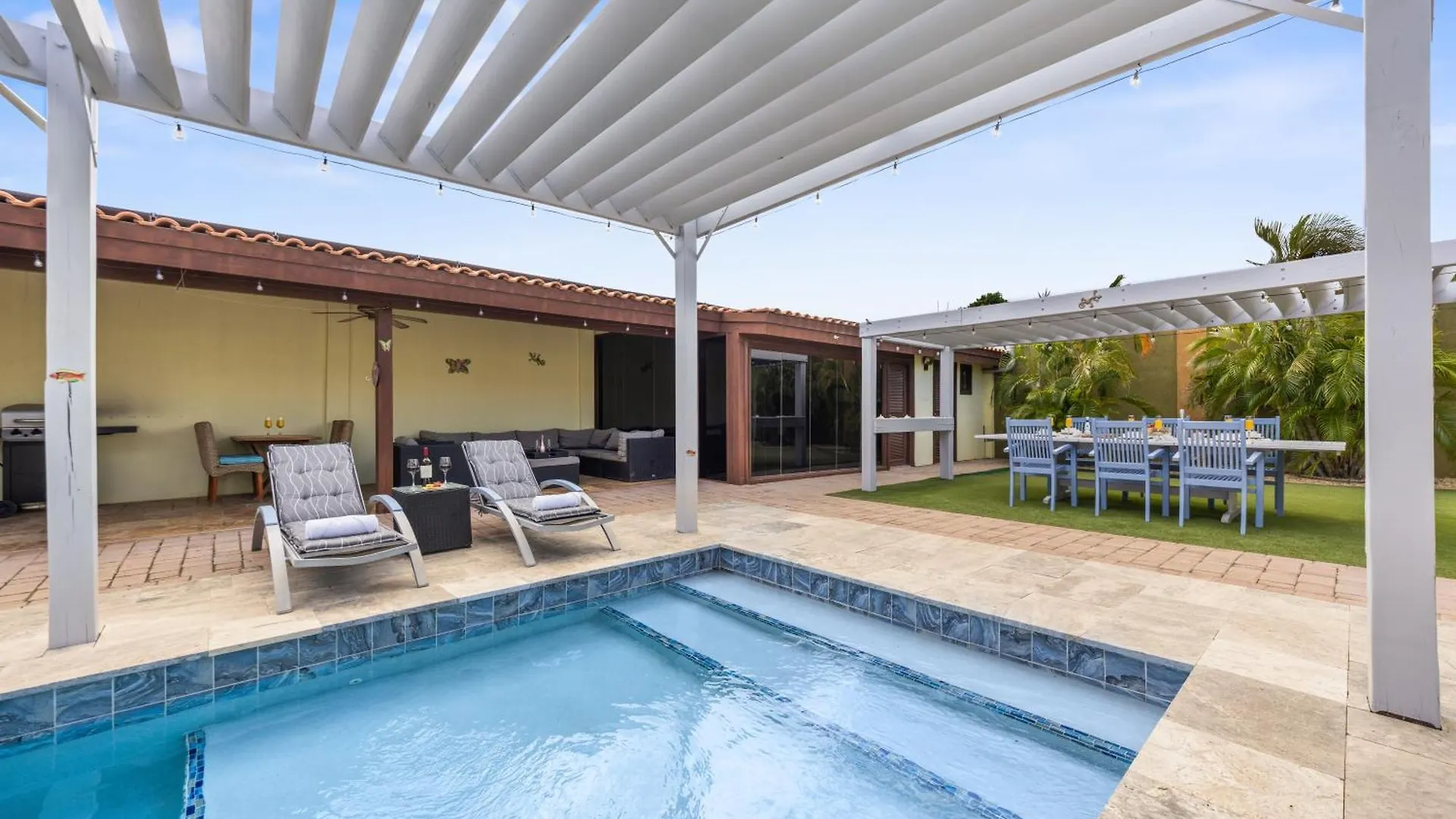 3 Min To Beach W Pool, Jacuzzi & Gym By Top Tier Palm Beach Villa