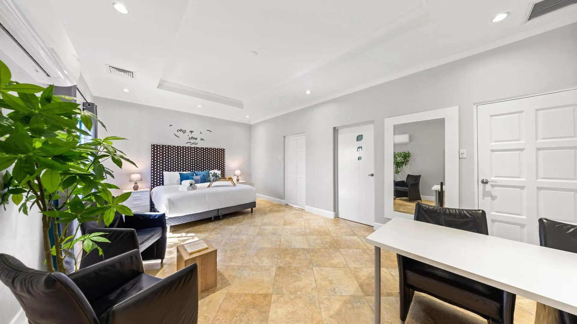3 Min To Beach W Pool, Jacuzzi & Gym By Top Tier Palm Beach