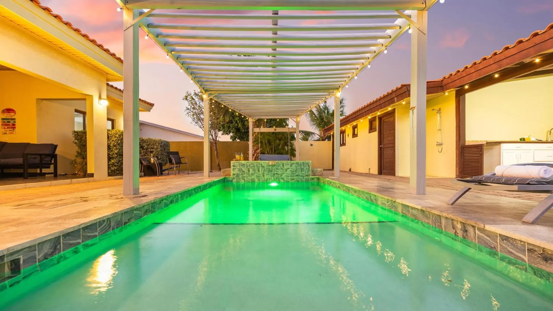 3 Min To Beach W Pool, Jacuzzi & Gym By Top Tier Palm Beach 0*,