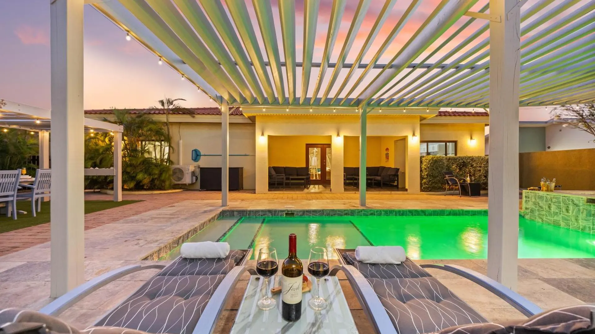 Villa 3 Min To Beach W Pool, Jacuzzi & Gym By Top Tier Palm Beach
