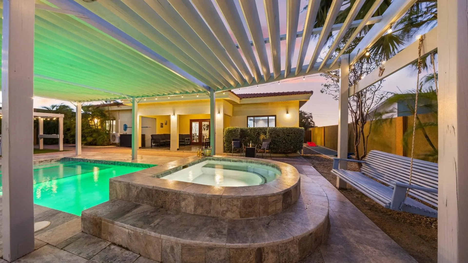 3 Min To Beach W Pool, Jacuzzi & Gym By Top Tier Palm Beach