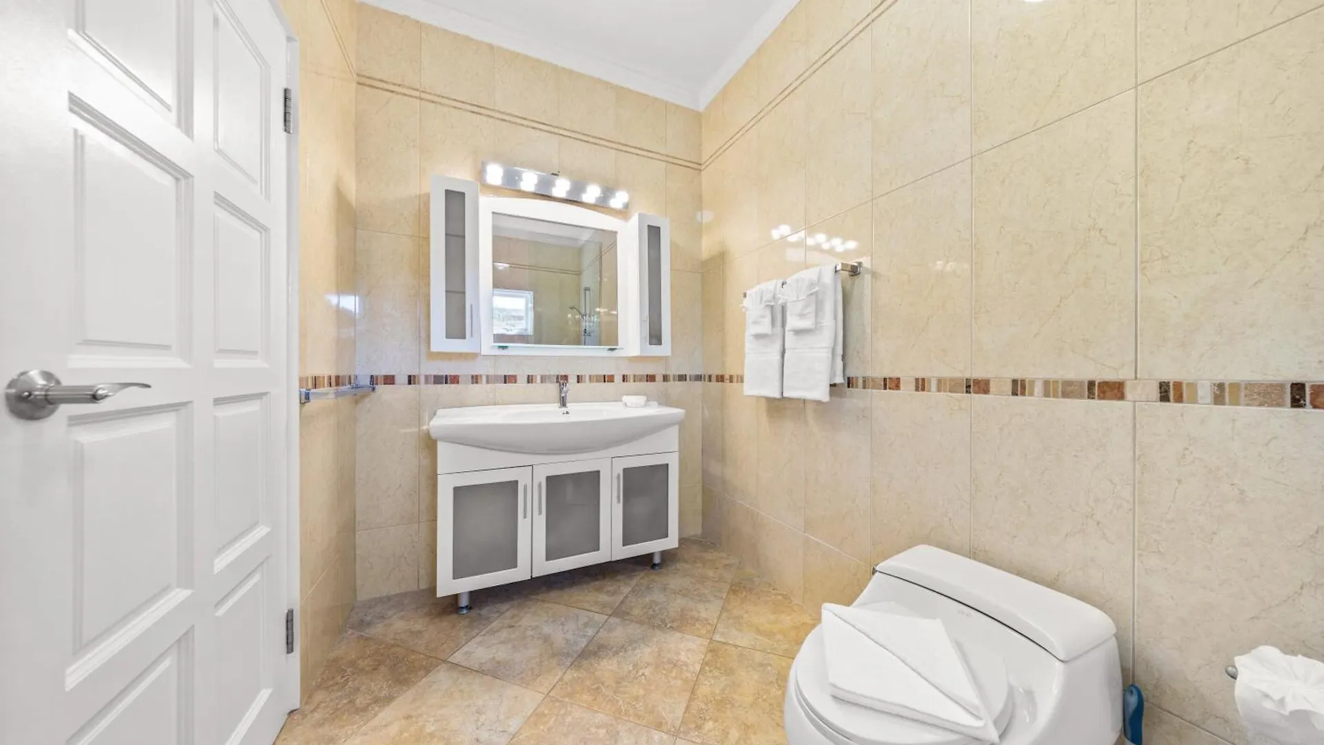 3 Min To Beach W Pool, Jacuzzi & Gym By Top Tier Palm Beach 0*,  Aruba